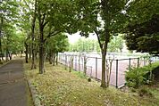 桜南スポーツ公園まで1100m、野球場、多目的広場、テニスコートのほか、ランニングコース、トリムコースなどもあります。施設が充実した公園です。
