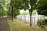 周辺：桜南スポーツ公園まで1100m、野球場、多目的広場、テニスコートのほか、ランニングコース、トリムコースなどもあります。施設が充実した公園です。