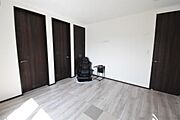 8畳の洋室からはそれぞれの部屋にアクセスできる設計で、プライベートとつながりを両立します。リビング代わりにも使いやすい配置です。