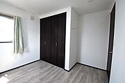 2階の6畳洋室は南向きで陽当たり良好。明るく心地よい空間で、寝室や子ども部屋にぴったりです。2階の洋室は全室2階2面採光です。