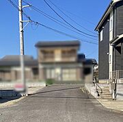 南6.2m・西4.8m・北4.8mの三方道路に面した開放感あふれる立地。日当たり・風通しが良く、駐車もスムーズにできる住まいです。