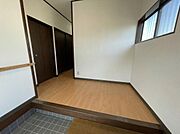 ゆとりのある玄関。窓があり自然光が差し込む明るい空間で、気持ちよく出入りできる住まいの入口です。