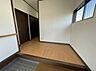 玄関：ゆとりのある玄関。窓があり自然光が差し込む明るい空間で、気持ちよく出入りできる住まいの入口です。