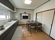 7.5帖のLDK。コンパクトながら使いやすく、家族の距離が近く感じられる空間です。2面採光で明るく、風通しの良い心地よい住まいです。※室内写真はCGでイメージ加工を施しています。