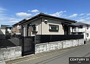 約60坪の角地に建つ開放感ある平屋住宅。広いお庭付きでガーデニングや家庭菜園も楽しめます。2路線利用可能で通勤通学にも便利。小学校や商業施設も近く、暮らしやすい住環境が整った立地です。