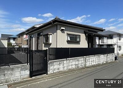外観:約60坪の角地に建つ開放感ある平屋住宅。広いお庭付きでガーデニングや家庭菜園も楽しめます。2路線利用可能で通勤通学にも便利。小学校や商業施設も近く、暮らしやすい住環境が整った立地です。 外観:約60坪の角地に建つ開放感ある平屋住宅。広いお庭付きでガーデニングや家庭菜園も楽しめます。2路線利用可能で通勤通学にも便利。小学校や商業施設も近く、暮らしやすい住環境が整った立地です。