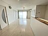 リビング/ダイニング：南向きの大きな窓から光がたっぷり差し込む、明るく開放的なLDK。広々とした空間でリビングとダイニングをゆったり配置でき、ご家族が自然と集まる心地よい団らんスペースです。※CG加工済