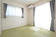 リビングと続き間で使いやすい1階4.5帖の和室。2面採光でやわらかな光が入り、くつろぎや客間、お子さまの遊び場にも便利です。※室内写真は家具を含めCGでイメージ加工を施しています。