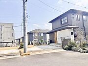 落ち着いた街並みに調和する外観が印象的な住まい。駐車スペースもしっかり確保され、ゆとりある前面道路で車の出し入れもスムーズ。毎日の暮らしに安心感をもたらしてくれます。