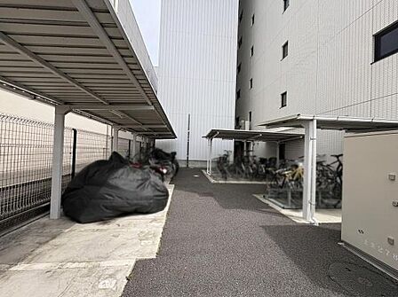 バイクも停められる駐輪場。駅チカ物件なので、車を使わない近距離移動にバイクや自転車があると便利ですね。