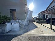 縦列2台駐車可能なカースペースを確保。前面スペースにもゆとりがあり、駐車や車の出し入れもスムーズです。スロープ付きアプローチで、自転車やベビーカーの移動にも便利な設計です。