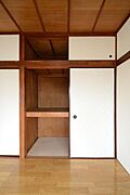高さを活かした天袋付き収納を完備。衣類はもちろん、季節家電や寝具、趣味の用品までたっぷり収納できます。お部屋を広く使いやすく保てるため、すっきりとした暮らしを叶えてくれる便利な収納スペースです。