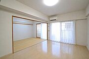 大きな掃き出し窓からたっぷりの陽光が差し込む明るいリビングダイニング。隣接する和室と一体利用することで、さらに広々とした開放感を演出。家族団らんや来客時にも使いやすい、ゆとりある住空間です。