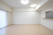 南向きの大きな窓から明るい陽光が差し込む開放的なリビングダイニング。家具配置の自由度が高く、対面式キッチンから家族の様子を見守れる、ゆとりある住空間です。※CG加工済