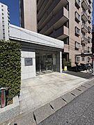 重厚感のあるエントランスは、住まいの格を感じさせる迎賓空間。オートロックを備え、防犯面にも配慮されています。管理の行き届いた共用部が、安心で快適なマンションライフを支えます。