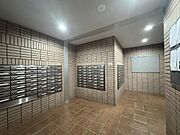 集合ポスト。不在時でも荷物を受け取れる宅配ボックスも完備。