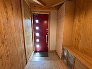 無垢材の温もりが広がる玄関ホール。豊富なシューズ収納を備え、家族の靴やアウトドア用品もすっきり整理できます。印象的な玄関ドアが住まいの個性を演出し、訪れる人を心地よく迎えます。※CG加工済