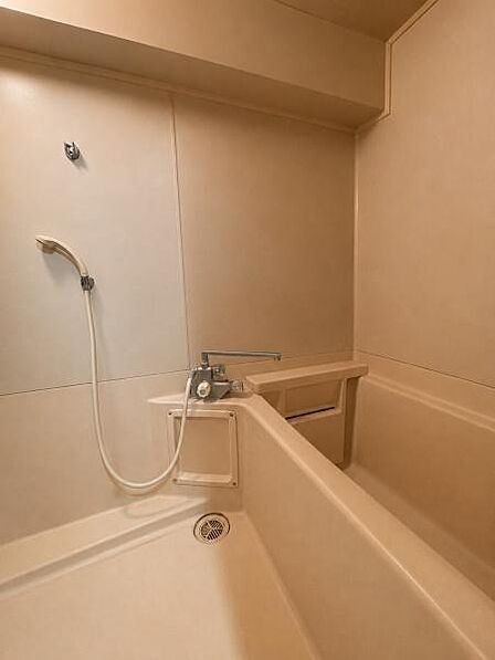 シンプルで使いやすいデザインで、毎日のバスタイムを快適に過ごせます。ゆったりと湯船につかり、一日の疲れを癒せるリラックス空間です。※CG加工済