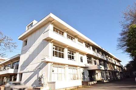 牛久市立牛久第二小学校まで1200m、お子様を育む学校があります。