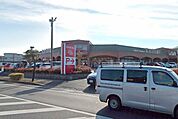 カスミフードスクエア水戸見川店まで1100m、家族そろって週末のまとめ買いも便利です。