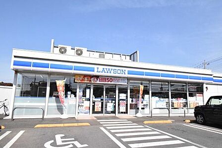 ローソン桜土浦インター店まで800m、24時間営業で日々の生活に便利なコンビニ。