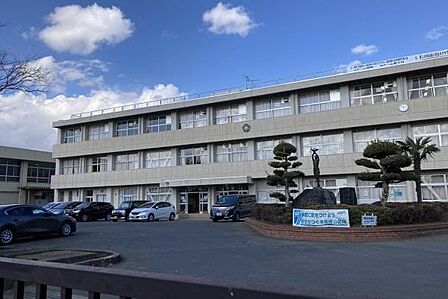 水戸市立梅が丘小学校まで1100m、お子さまを育む学校が身近にあります。お子さまの通学も安心です。