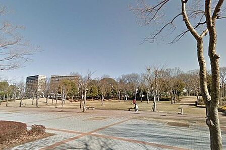 竹園公園まで990m、近隣には公園もあり、子育て世代に嬉しい住環境！
