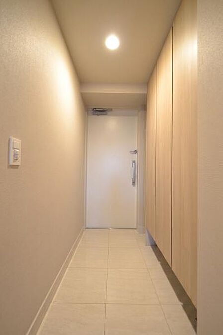 明るく清潔感のある玄関は、すっきりとしたデザインが魅力。収納スペースも確保されており、靴や玄関まわりの小物を整理できる便利な空間です。※CG加工済