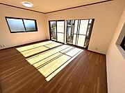 広々としたリビングです。大きな窓から光と風を採り入れます。