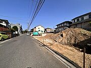 前面道路の幅員約6.0ｍ。車通りも少ないので駐車もラクラクです！