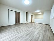 広々とした約18.43帖のLDK、ダイニングとリビング部分が使いやすく分かれており家具のレイアウトもしやすい空間設計。ご家族の暮らしに合わせて使いやすくアレンジできます！