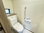 1階トイレ。2階にもトイレがございますので朝の忙しい時間帯でも安心です！