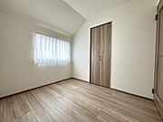 4.12帖の洋室です。二面採光のため快適な光を取り入れることができます！