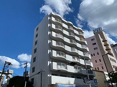 外観：買い物便利な立地のマンション