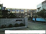 和歌山市立雑賀小学校まで681m