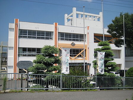 岩出市立岩出小学校まで825m