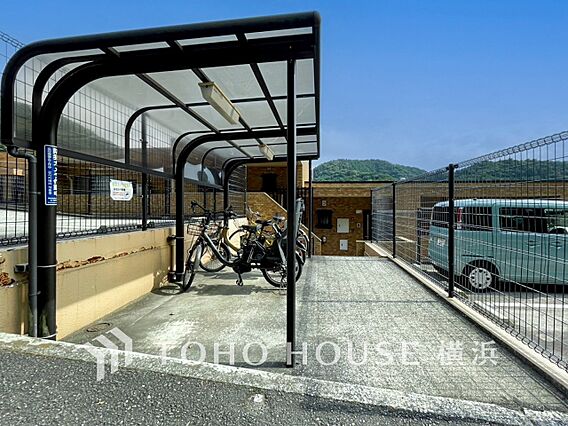 屋根付きの駐輪...