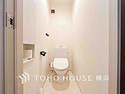 トイレはシンプルにホワイトで統一。多機能型の温水洗浄付き。