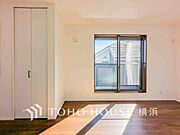 一日の疲れをいやしてくれる寝室。時を忘れて過ごす場所として過ごせるお部屋。