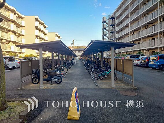 屋根付きの駐輪...