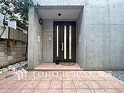 帰宅されるご家族や訪れる方を優しく迎え、安らぎに満ちた生活空間を予感させてくれます。