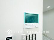 誰が来てもわかる様にモニター付きインターホンを設置。快適と安らぎを合わせた優しい設計。