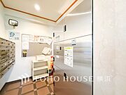普段留守がちなご家族にも安心な宅配ボックスを完備。再配達を頼む手間を省ける嬉しい設備です。