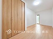 一日の疲れをいやしてくれる寝室。時を忘れて過ごす場所として過ごせるお部屋。