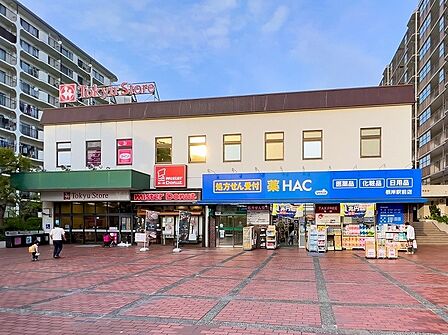 東急ストア根岸店　1000m　ＪＲ根岸線「根岸」駅前にある便利なスーパー。100円ショップやHACが併設しており、お買い物に便利。 