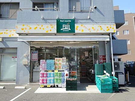 プチマルシェフジ山元町店　1100m　小さめな店舗ながらも必要なものが揃い、食卓を彩る新鮮で品質の良い食品が魅力。 
