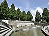 周辺：新本牧公園　1500m　春は桜、秋は紅葉が楽しめ、広い芝生の広場では思いっきり遊んだりと休日は家族で楽しめます。   