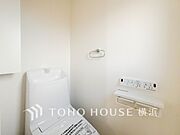 換気と明るさに配慮した、清潔感溢れるトイレ。落ち着いた空間で安らぎのひとときをお過ごしいただけます。
