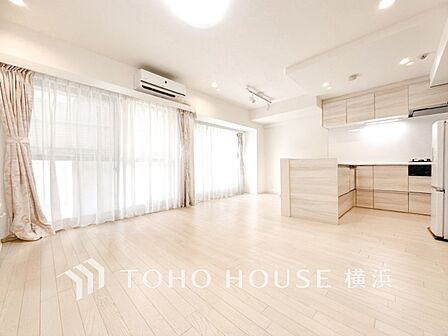 明るく開放的な空間が広がるLDK。室内には豊かな陽光が注ぎ込み、爽やかな住空間を演出。