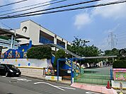 奈良幼稚園　550m　身体と感性を育めるよう、体育、音楽、芸術指導を行っています。保育終了後の課外教室も充実。 